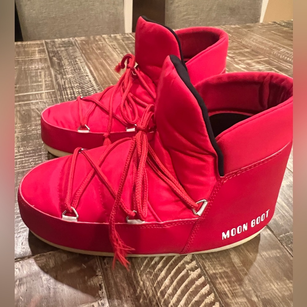 NWOT Moon Boot Women's Bold Red Winter Boots